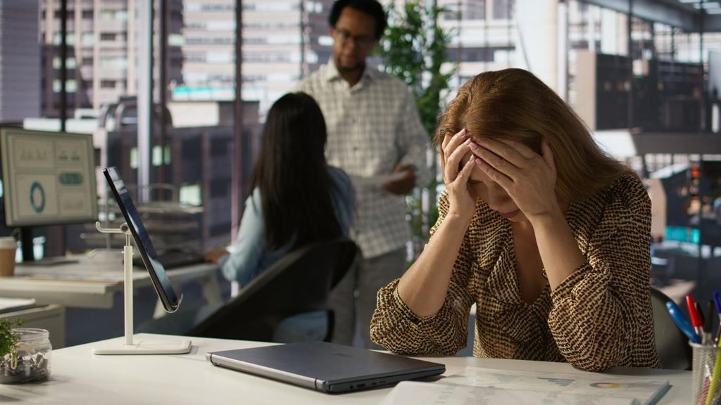 Toxic Job: 10 Warning Signs, Effects, and How to Escape Toxic Job